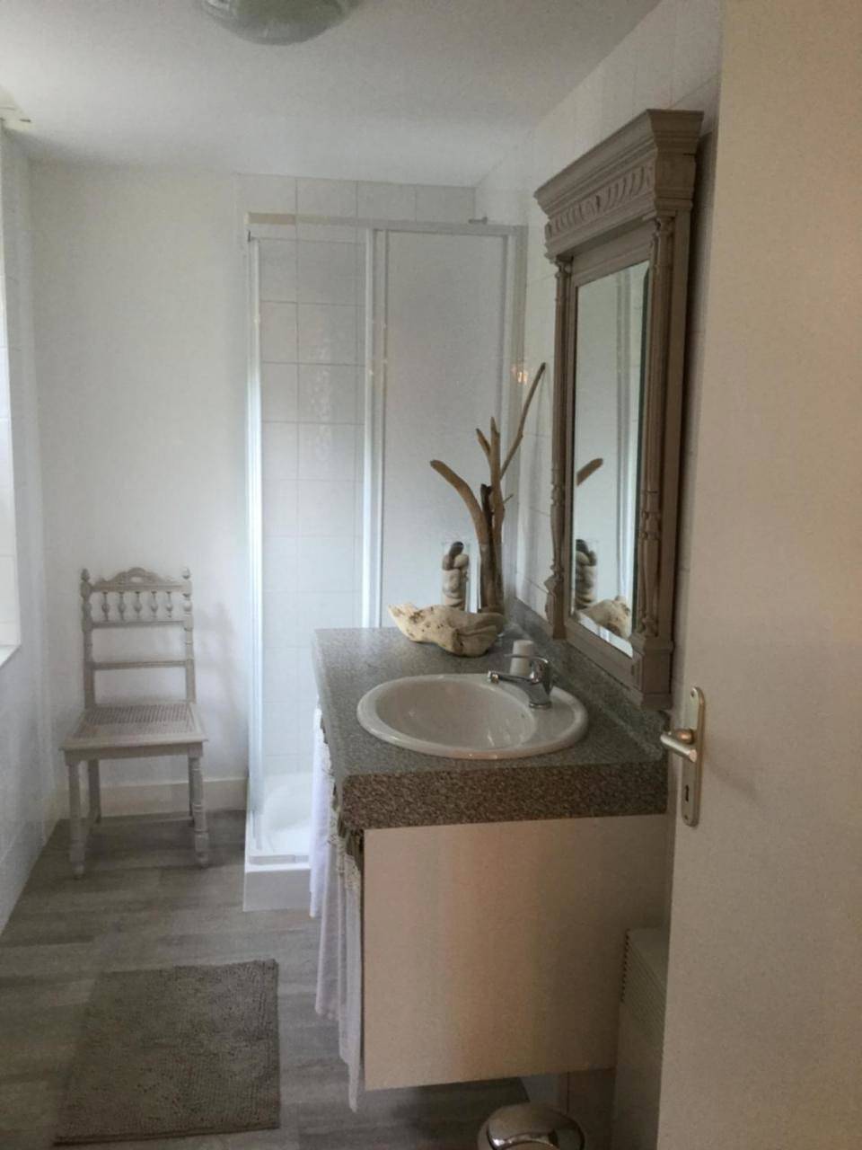 Double Room with Private Bathroom in Barsac, Région de Langon