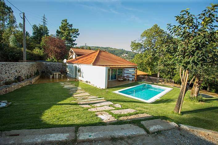 Location de vacances pour 6 personnes, avec vue ainsi que piscine et jardin, animaux acceptés dans Vila Verde - 2