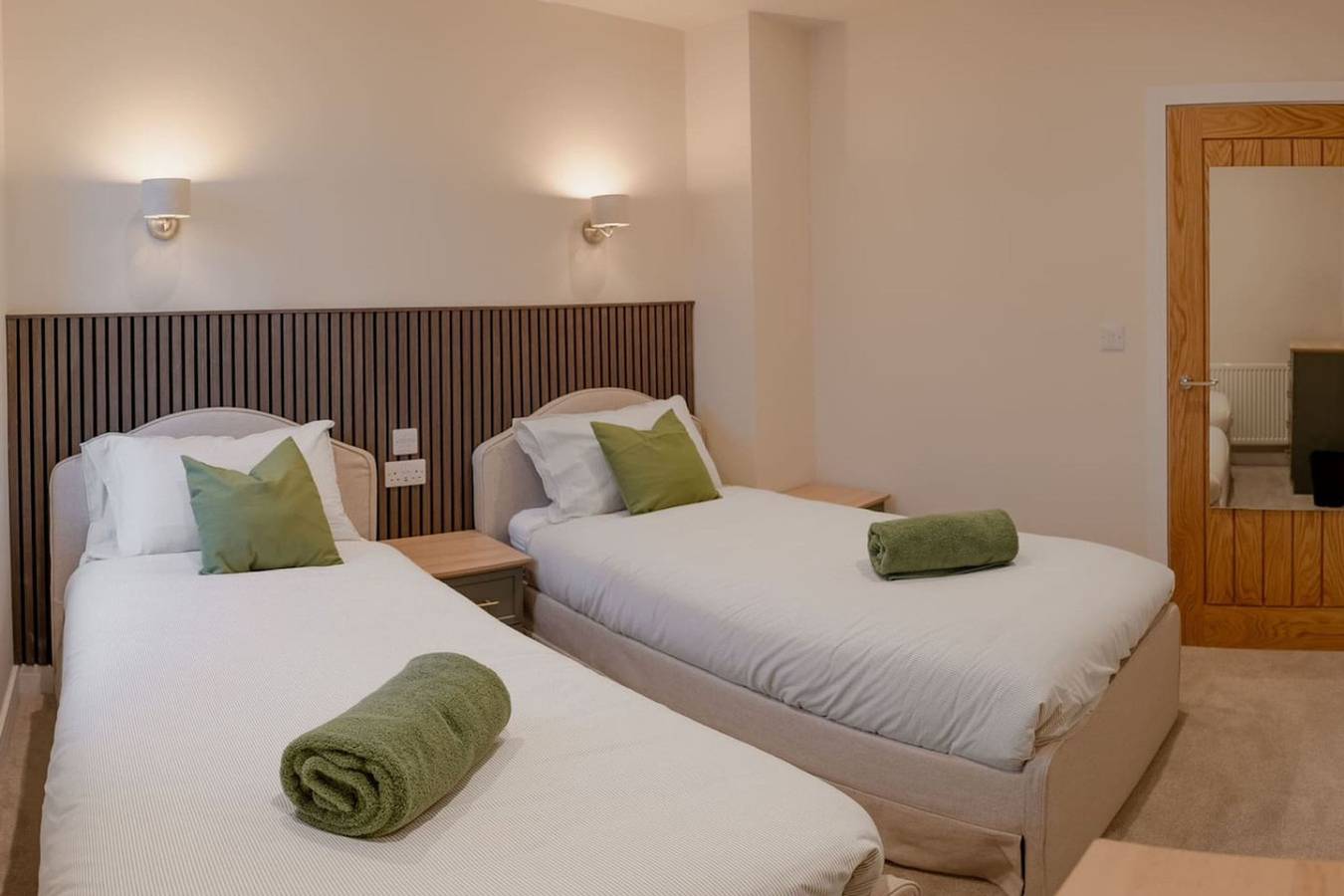 Entire apartment, Modern 3Br Flat in Central Plymouth Free Parking Sleeps 6 in Plymouth, South West England