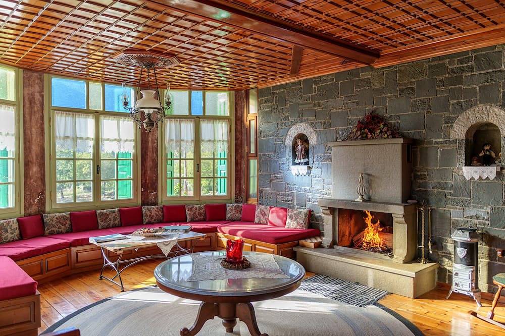 Rustic Elegance With Stunning Views in the Heart of Zagori in Tsepelovo, Région d'Ioannina