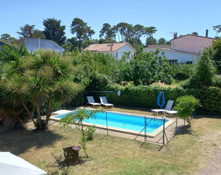 Gîte pour 8 personnes, avec piscine ainsi que terrasse et jardin