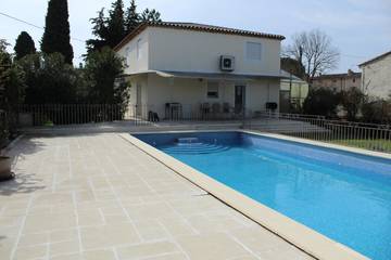 Gîte pour 6 personnes, avec terrasse ainsi que piscine et jardin à Vernègues