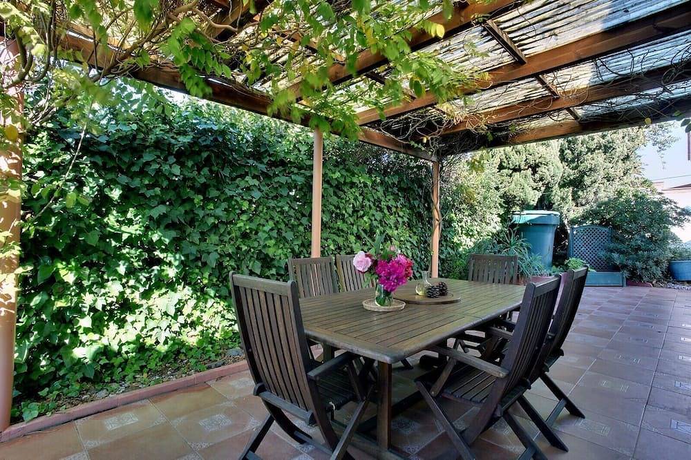Villa familiare semi-isolata con 3 letti e 2 bagni con piscina e giardini in La Gaspara, Estepona