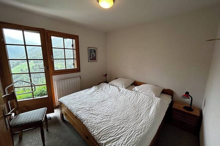 Sehr komfortables Chalet für 6 Personen: Erdgeschoss: Wohnraum mit Kamin - Küche mit Spülmaschine, F in Grimentz, Anniviers