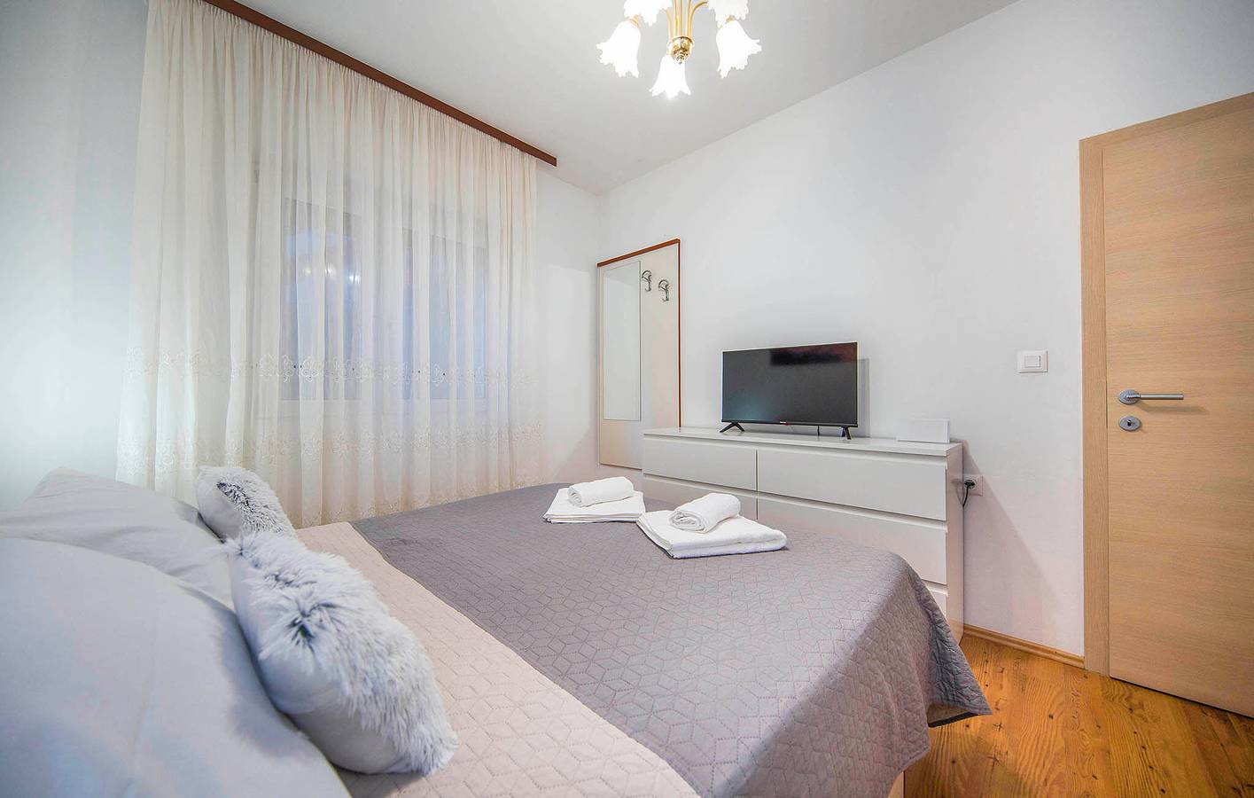 Cały apartament wypoczynkowy, Apartament wakacyjny dla 4 osób z ogród in Omiš, Żupania splicko-dalmatyńska