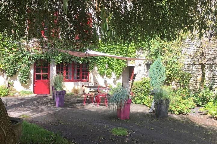 Location de vacances pour 4 personnes, avec jardin et jacuzzi ainsi que piscine et terrasse à Fontenille-Saint-Martin-d'Entraigues