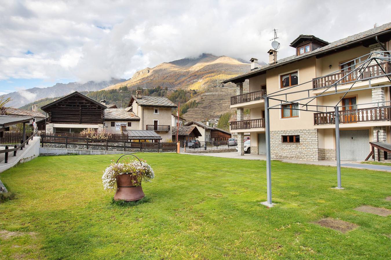 Apartamento entero, Apartamento 'La Casa Vacanze Portigliatti' con vistas a la montaña, terraza privada y Wi-Fi in Cogne (bourg), Cogne