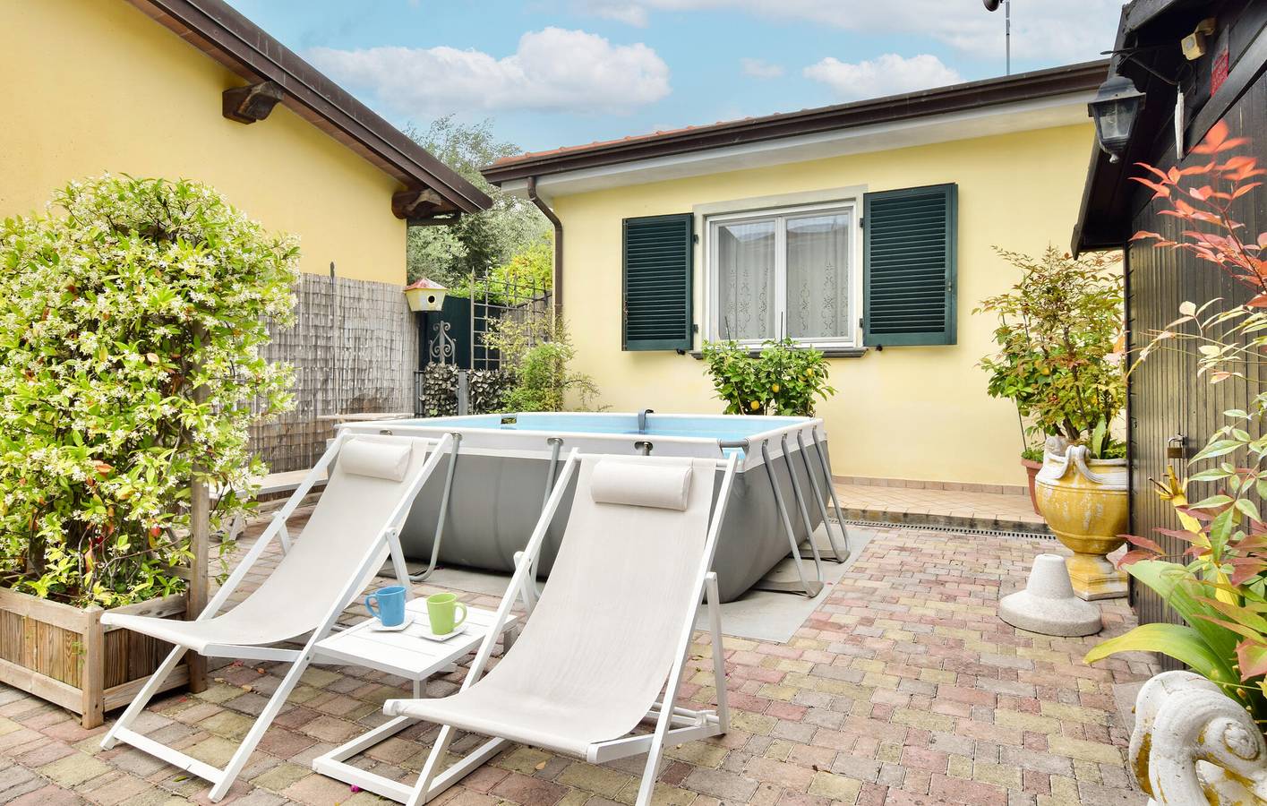 Entire holiday apartment, Cozy 90m² Apt with AC, Pool, Parking, Garden & Internet in Camaiore, Italian Riviera