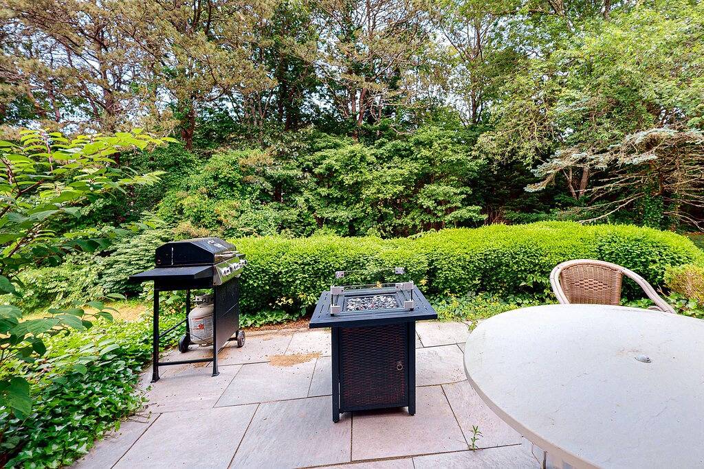 Family home with association beach access and elevated deck in West Harwich, Harwich