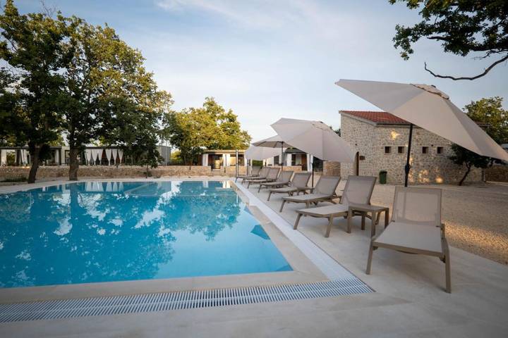 Camping für 2 Personen, mit Terrasse und Garten sowie Pool in Nin