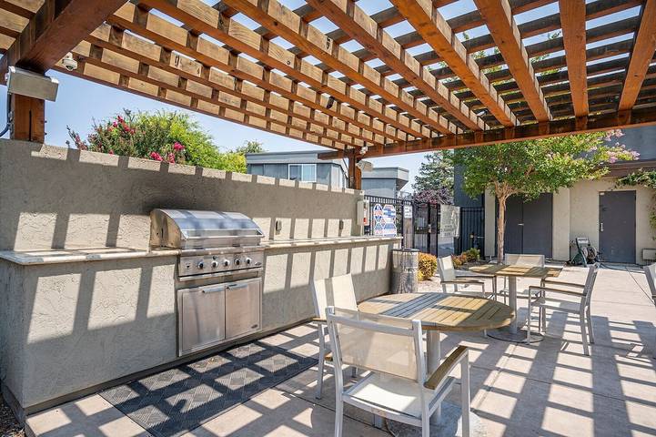 Vacation rental for 4 people, with yard and pool as well as balcony, with pets in Mountain View