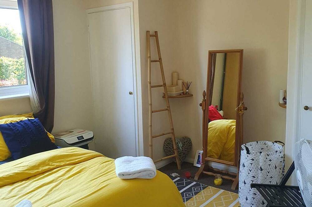 Entire apartment, 1 bedroom apartment wt ext leather sofa chair. 10 minutes to city center in Horsham, West Sussex