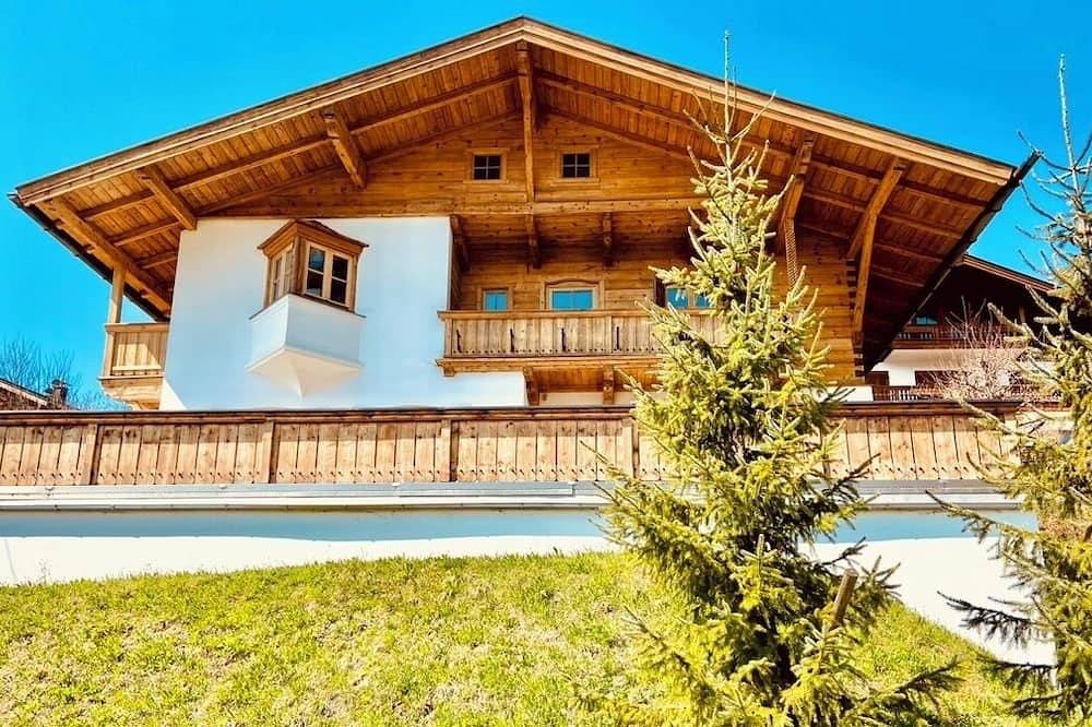 Gemütliches Ferienhaus mit Sonnenterrasse, Wellnessbereich & Garten, ca. 260 qm in Reit im Winkl, Bayerische Alpen