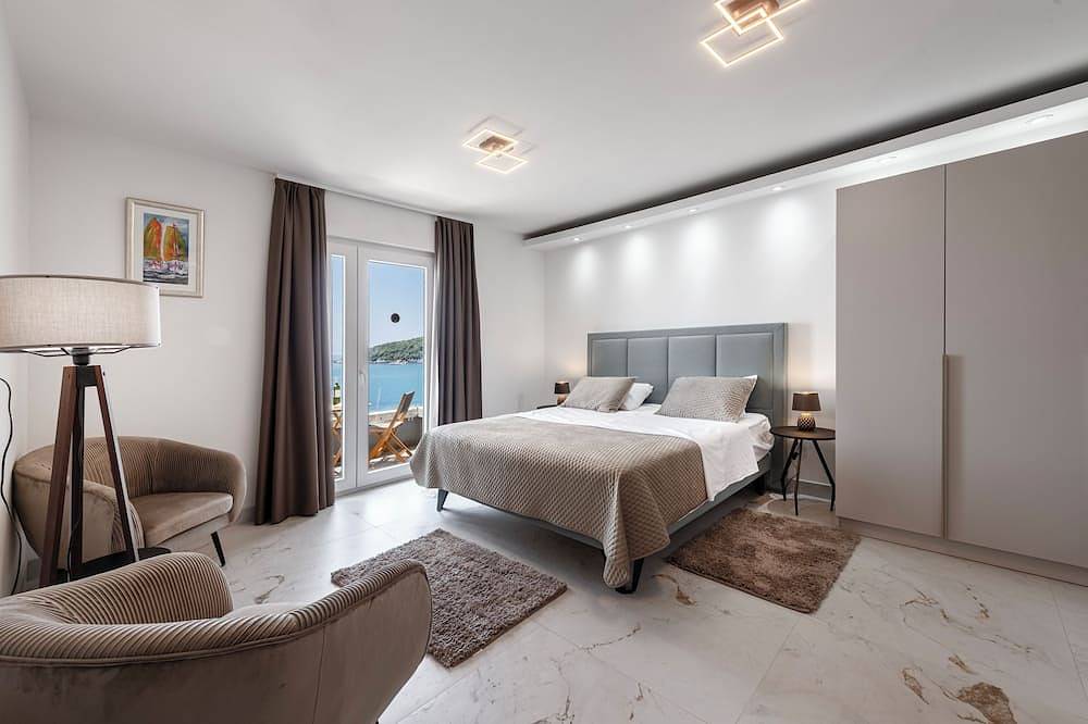 Beach House - Spectacular beach house with hot tub (5 bedrooms,4 bathrooms) in Molunat, Dubrovnik-Neretva