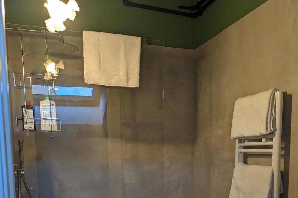 Promotion 'La nocciolina' - Gemütliches Dachgeschosszimmer in der Altstadt in Cortemilia, Langhe