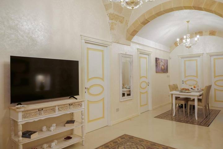 Casa Vacanze 'Domus Aurea Imperialis' con Balcone, Wi-Fi e Aria Condizionata in Francavilla Fontana, Salento