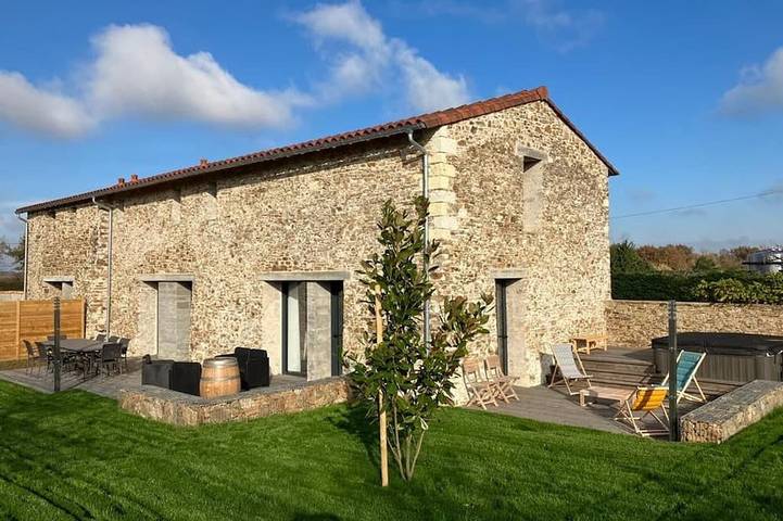 Gîte pour 11 personnes, avec jacuzzi et jardin à La Haie-Fouassière