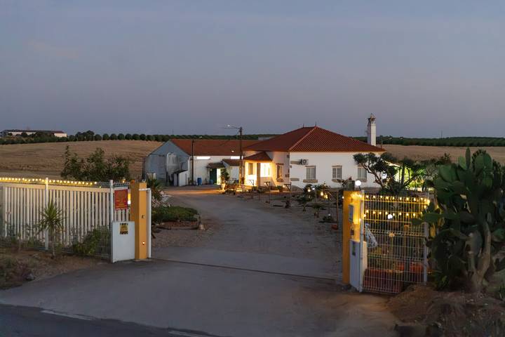 Entire apartment, Apartment 'Barnhouse' with Shared Garden and Air Conditioning in Idanha-a-Nova e Alcafozes, Castelo Branco District