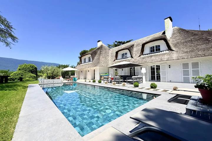 Location de vacances pour 8 personnes, avec Terrasse ainsi que Jardin et Piscine dans Sonnaz