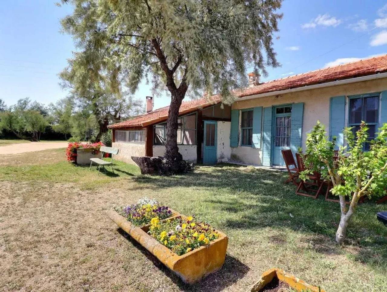 Charming Camargue house with shared swimming pool in Saintes-Maries-de-la-Mer, Arles region