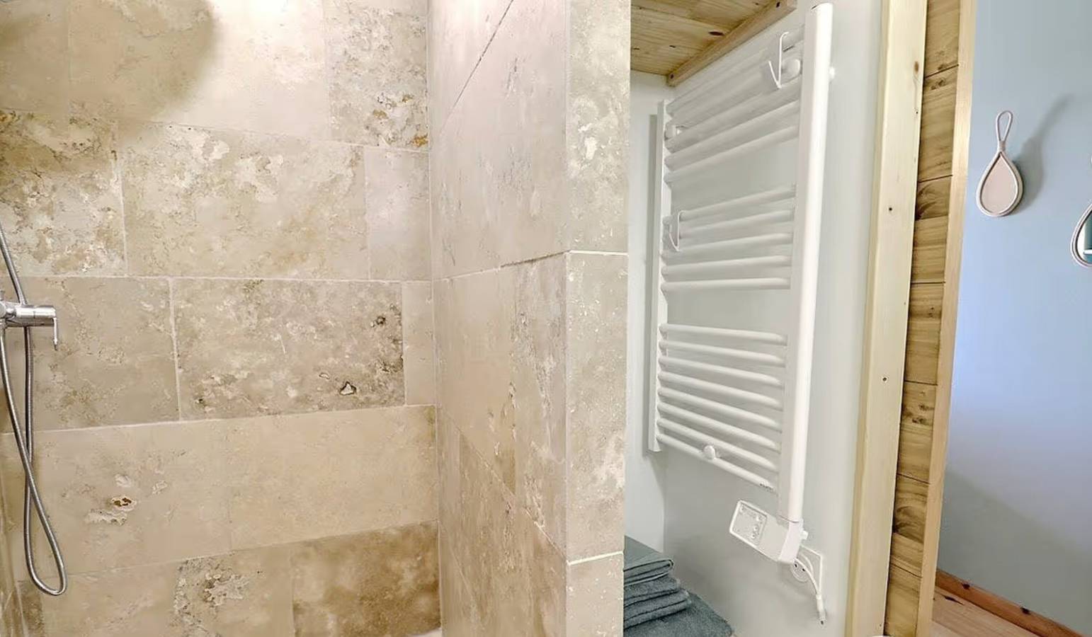 Chambre d’hôtes « Côté Cour » avec grande cour partagée et Wi-Fi in Saint-Remèze, Privas