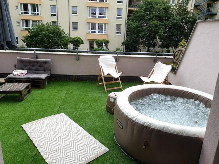 Ferienwohnung für 4 Personen, mit Balkon und Whirlpool sowie Terrasse und Garten in Leipzig