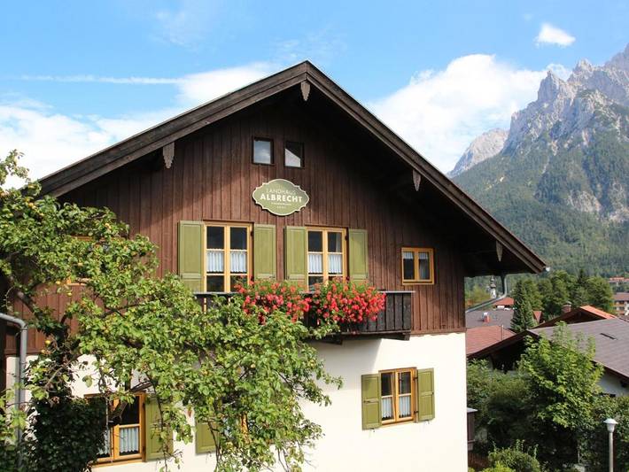 Ferienwohnung für 2 Personen, mit Garten und Ausblick in Geigenbaumuseum Mittenwald