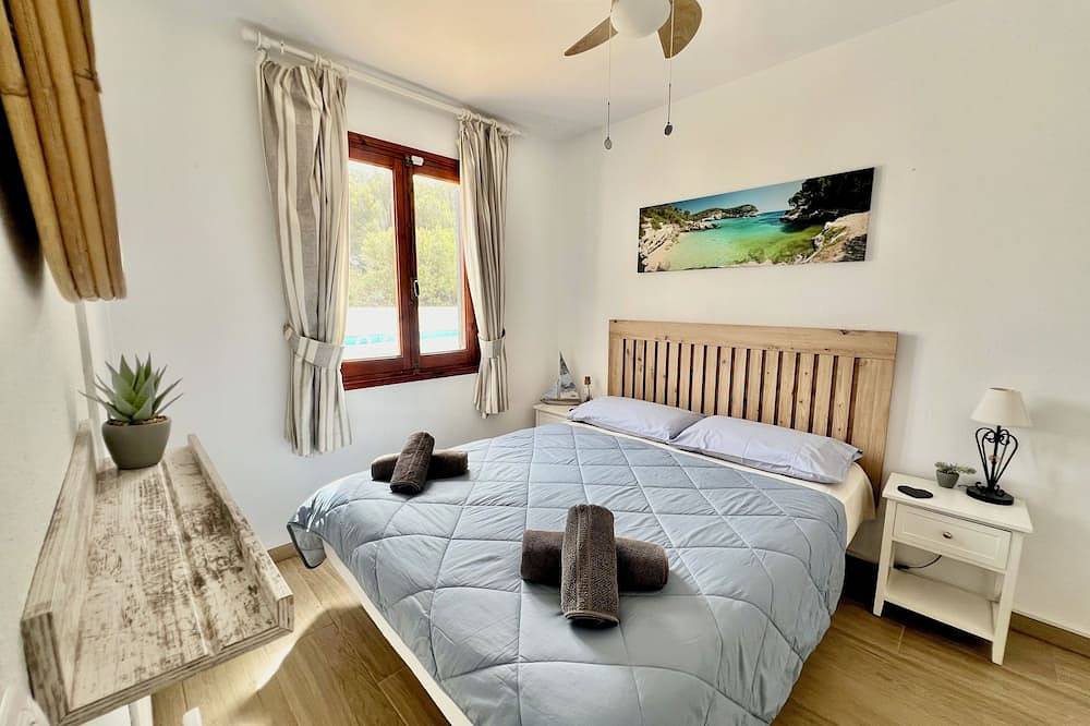 Beautiful bungalow near beach and amenities with 3 bedrooms & large pool in Arenal d'en Castell, Es Mercadal