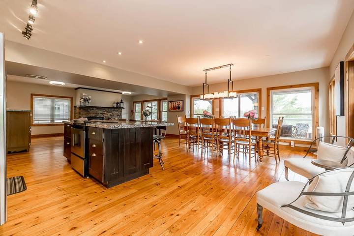 Muskoka Lakeshore Cottage Felicidad in Gravenhurst, Muskoka