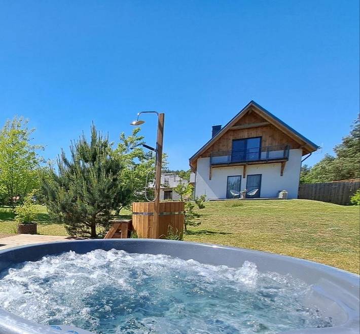 BnB für 4 Personen, mit Balkon und Whirlpool sowie Terrasse und Garten in Pommern