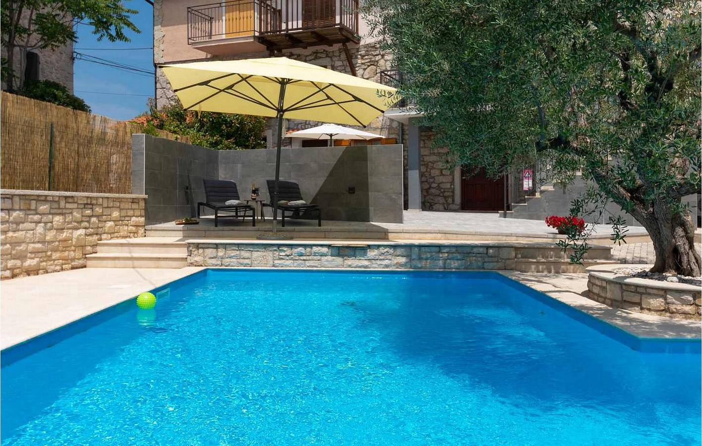 Charmante 200 m² große Wohnung mit Terrasse, Parkplatz und WLAN in der Nähe des Stadtzentrums von Dracevac in Dracevac, Porec und Umgebung