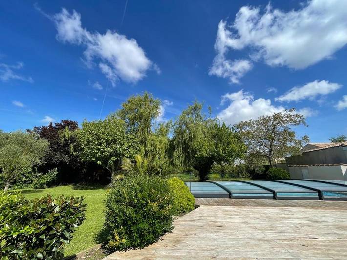 Location de vacances pour 8 personnes, avec jacuzzi ainsi que jardin et piscine dans Yves - 4