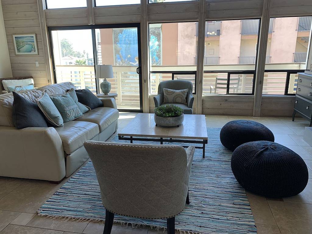 Ganze Wohnung, 150 Schritte zum Sand! Schöne 2Bd / 2Ba Condo mit Meerblick. Schlaf 8 in Capitola, Santa Cruz County