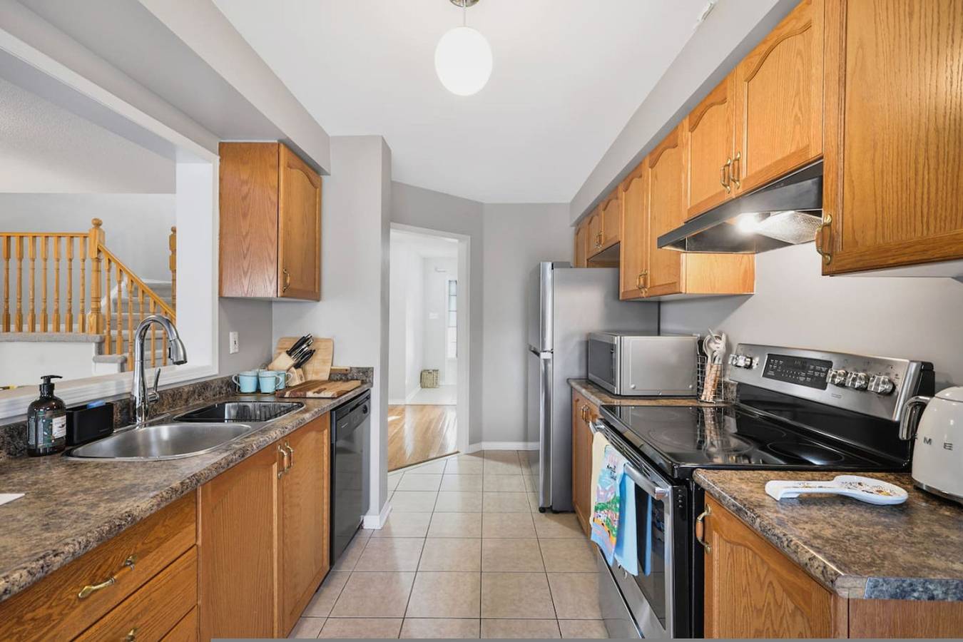 Spacious Whitby Haven: 3Br Home + Parking in Whitby (Canada), Lake Ontario (Canada)