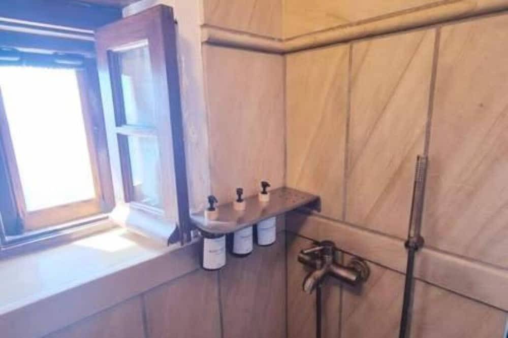 Ganze Wohnung, Charming Stay with Stunning Views -Mare – Monolithos Inn in Monemvasia, Peloponnes