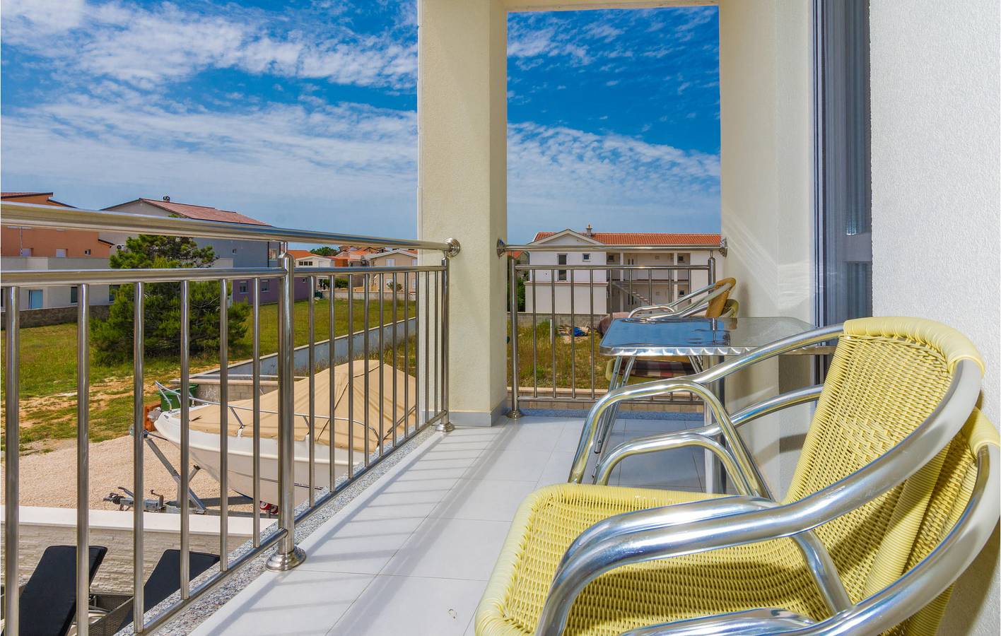 Ganze Ferienwohnung, Modernes Apartment mit Terrasse, Pool und WLAN in Küstennähe und in der Nähe lokaler Restaurants in Vir