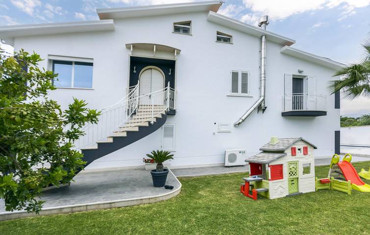 Casa vacanza per 7 persone, con piscina e idromassaggio nonché terrazza e giardino in Partinico