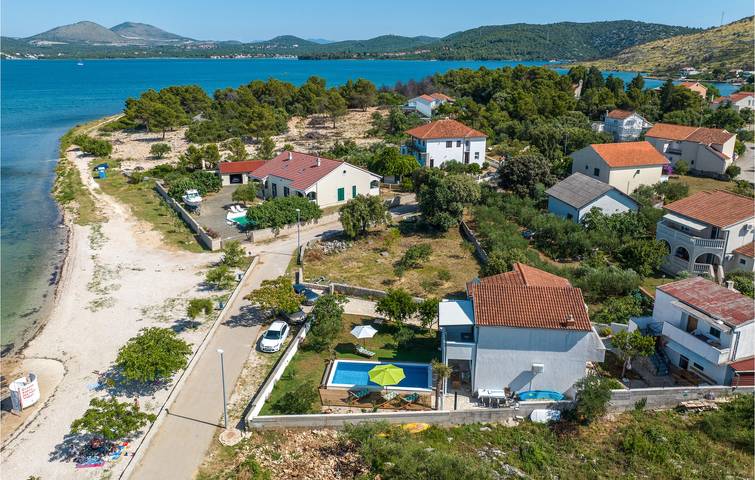 Geräumige Ferienwohnung mit Pool und Terrasse in der Nähe des Prokljansko-Sees in Raslina, Šibenik-Knin