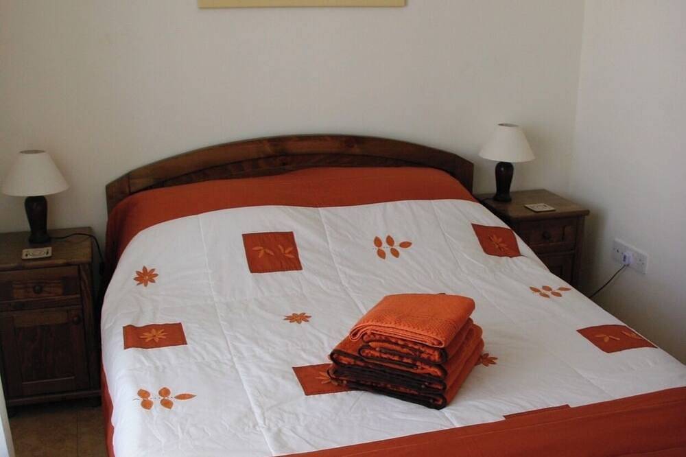 Beautiful Holiday Villa With Pool In Tombs Of The Kings Area . Sleeps 4 . in Paphos, South Cyprus