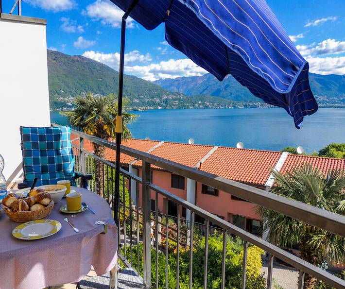 Ferienwohnung für 4 Personen, mit Balkon und Ausblick sowie Seeblick in Maccagno con Pino e Veddasca