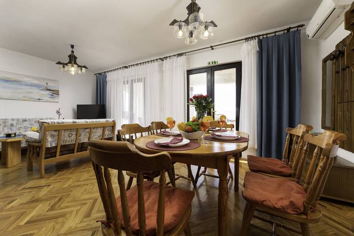 Ferienwohnung für 6 Personen, mit Balkon in Pinezici