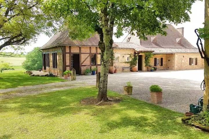 Location de vacances pour 6 personnes, avec Terrasse ainsi que Jardin et Piscine à Bourniquel