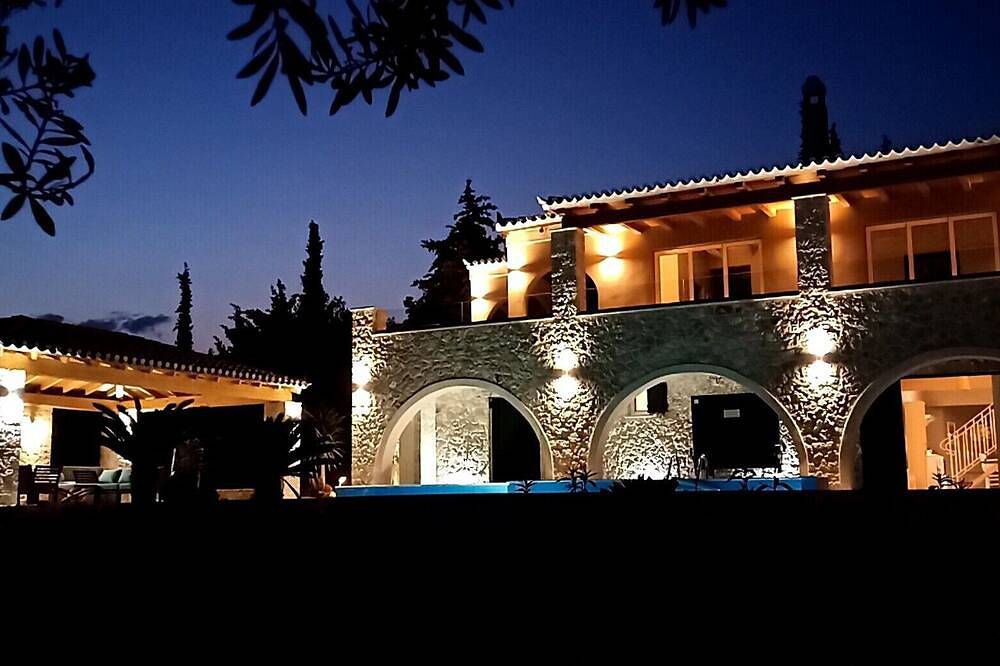 Eine private Villa in bester Lage, direkt an der felsigen Küste. Schwimmbad. in Ermioni, Argolis