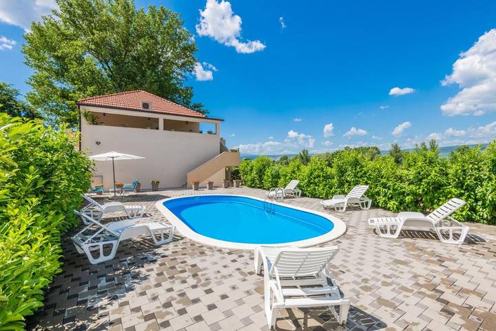 Ferienhaus für 13 Personen, mit Balkon und Terrasse sowie Garten und Pool