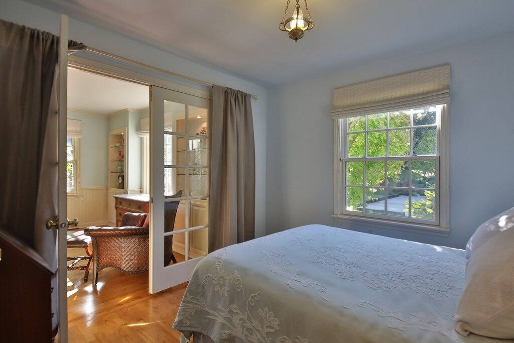 Blick auf das Meer, die Berge und Inseln in der Nähe von Mukilteo Lighthouse, Boeing & Trai in Everett, Snohomish County