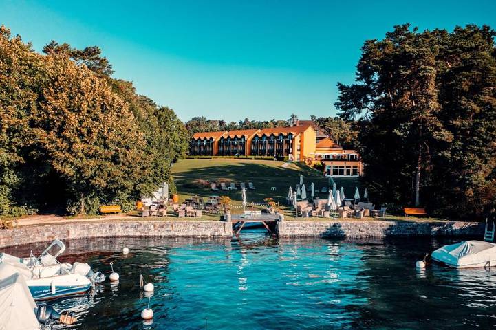 Hôtel pour 2 personnes, avec jardin ainsi que vue sur le lac et piscine, animaux acceptés