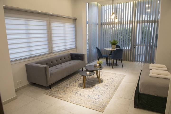 Estudio entero, 96 - Stay Glam Skin Studio in Nicosia, Chipre Sur