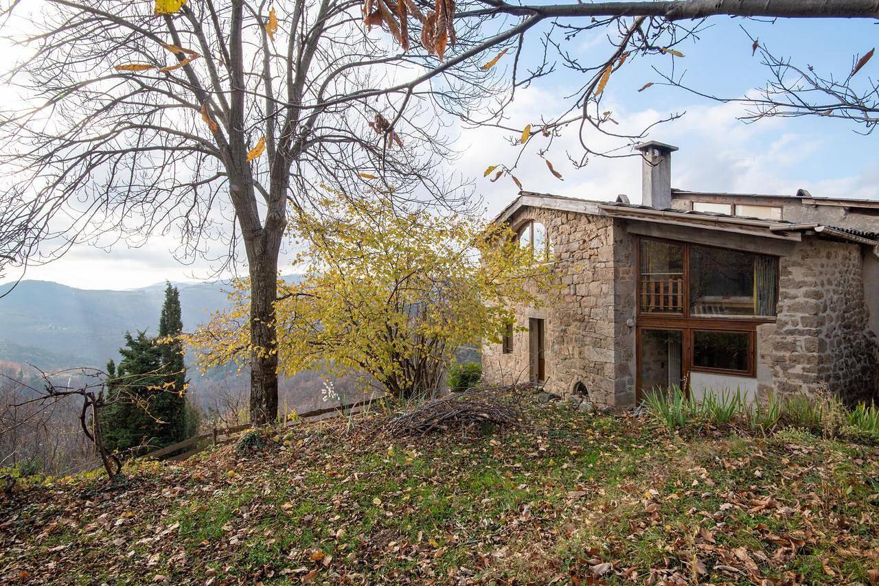 Casita de campo "Gîte De Chapelèche Les Genêts 7 Pl" con vistas a la montaña in Gluiras, Parc naturel régional des Monts d'Ardèche