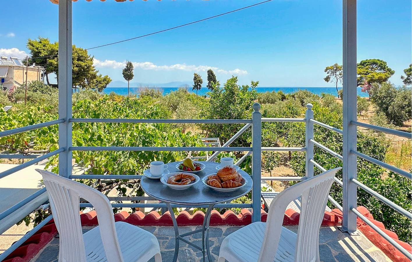 Acogedor Apartamento con Jardín, Terraza, Parking, 200m de la Costa in Agios Andrés, Kynouria
