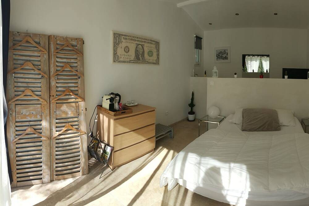 \"Chambre Blanche\" coquette et calme au cœur d'une forêt in Saint-Quentin-la-Poterie, Région de Nîmes